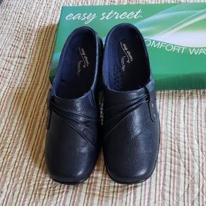 SALE...Adorable Navy Mules by Easy Street🩵💜